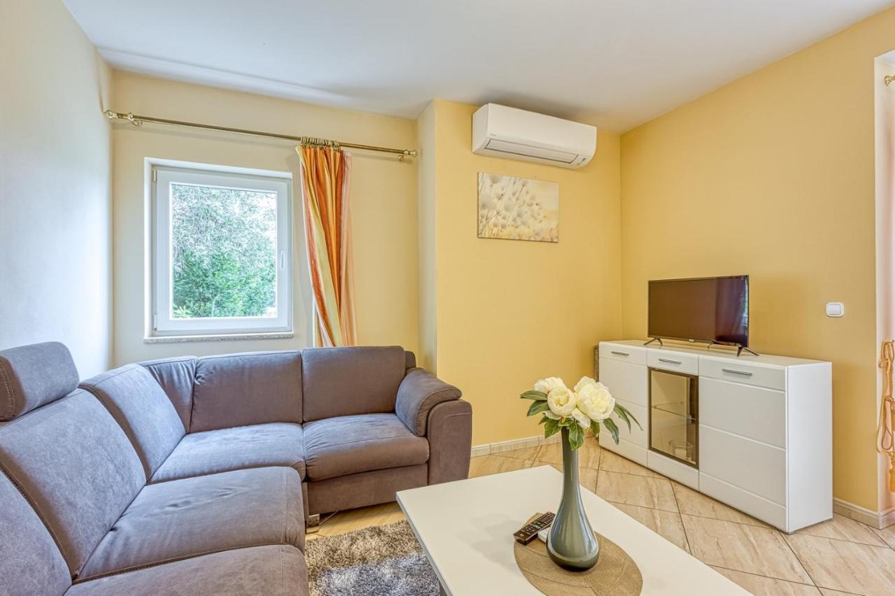 Apartman Tom With Terrace